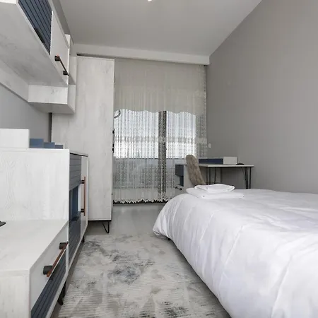Lovely Flat With Shared Pool And Balcony In Mudanya דירה בורסה