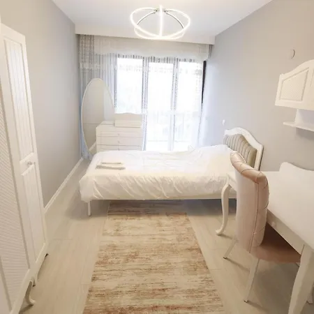 Lovely Flat With Shared Pool And Balcony In Mudanya דירה בורסה